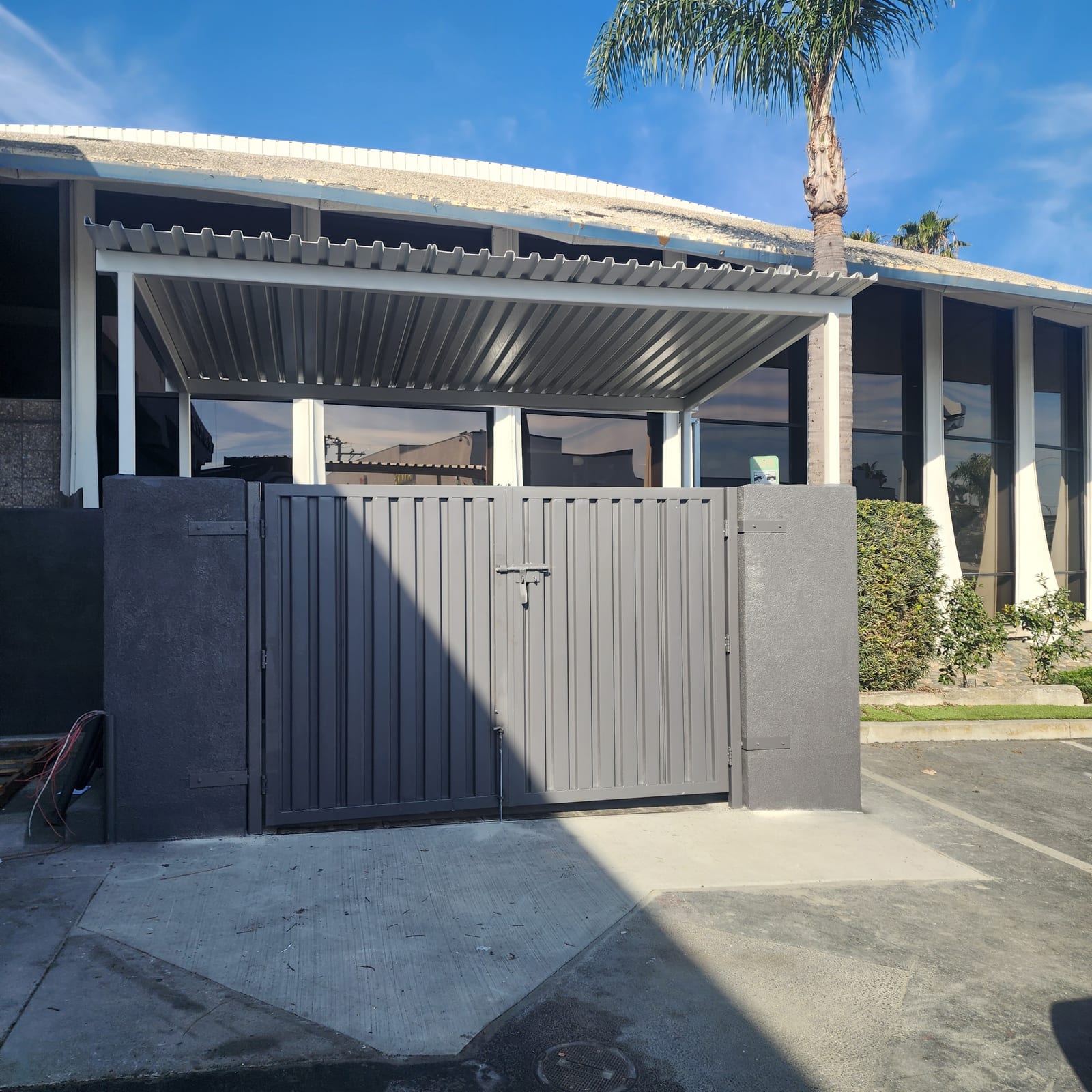 Manhattan Beach Commercial Mall Trash Enclosure (2026) - Image 1